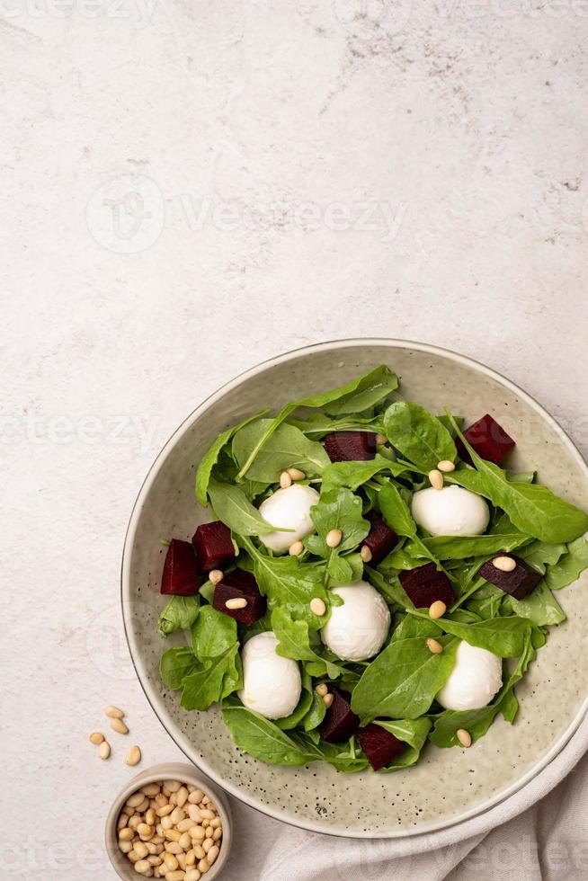 salade de betteraves, mozzarella et roquette aux pignons vue de dessus photo