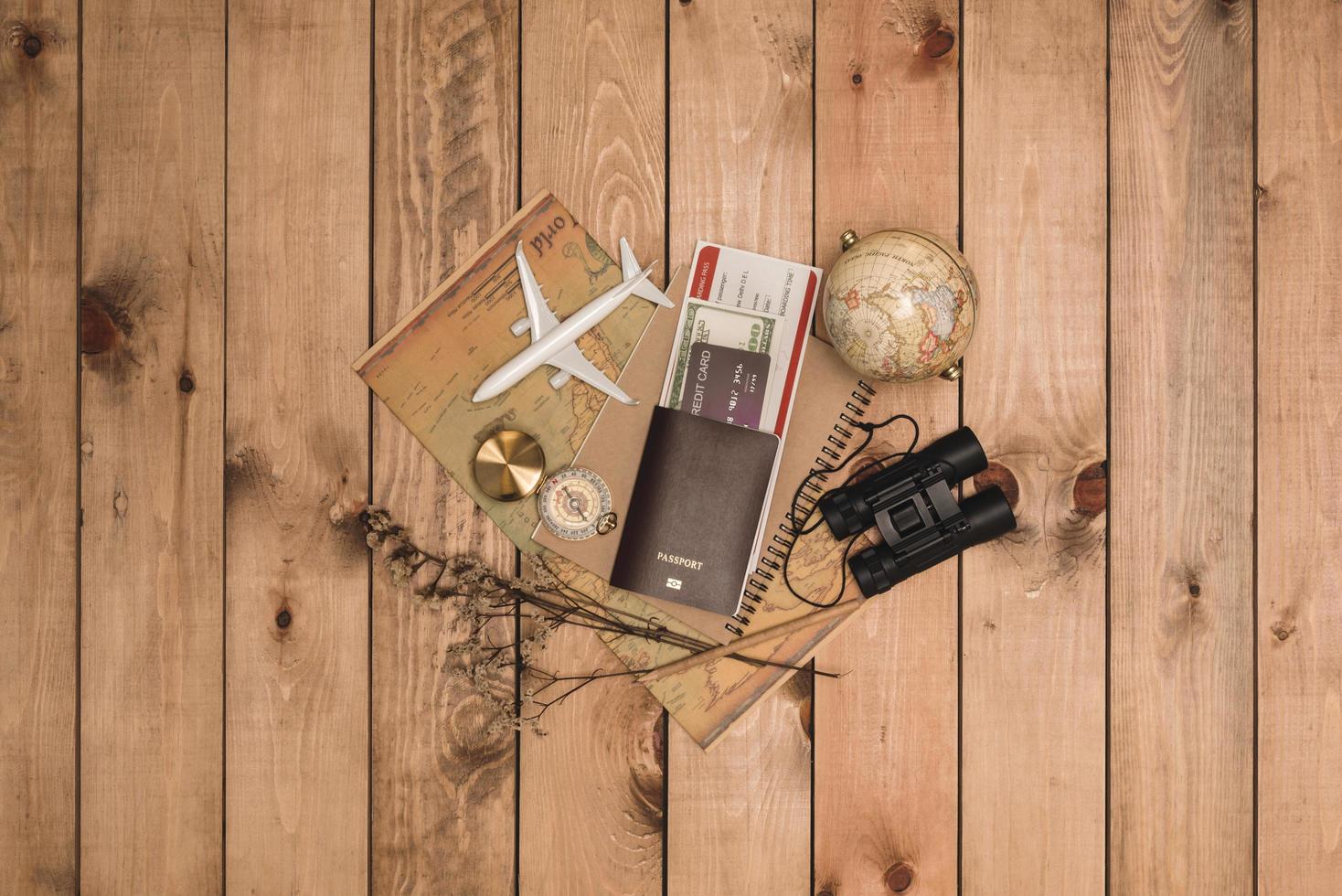 vue aérienne des accessoires essentiels du voyageur, articles de vacances et différents objets sur fond de bois. fond de concept de voyage, préparer le voyage photo