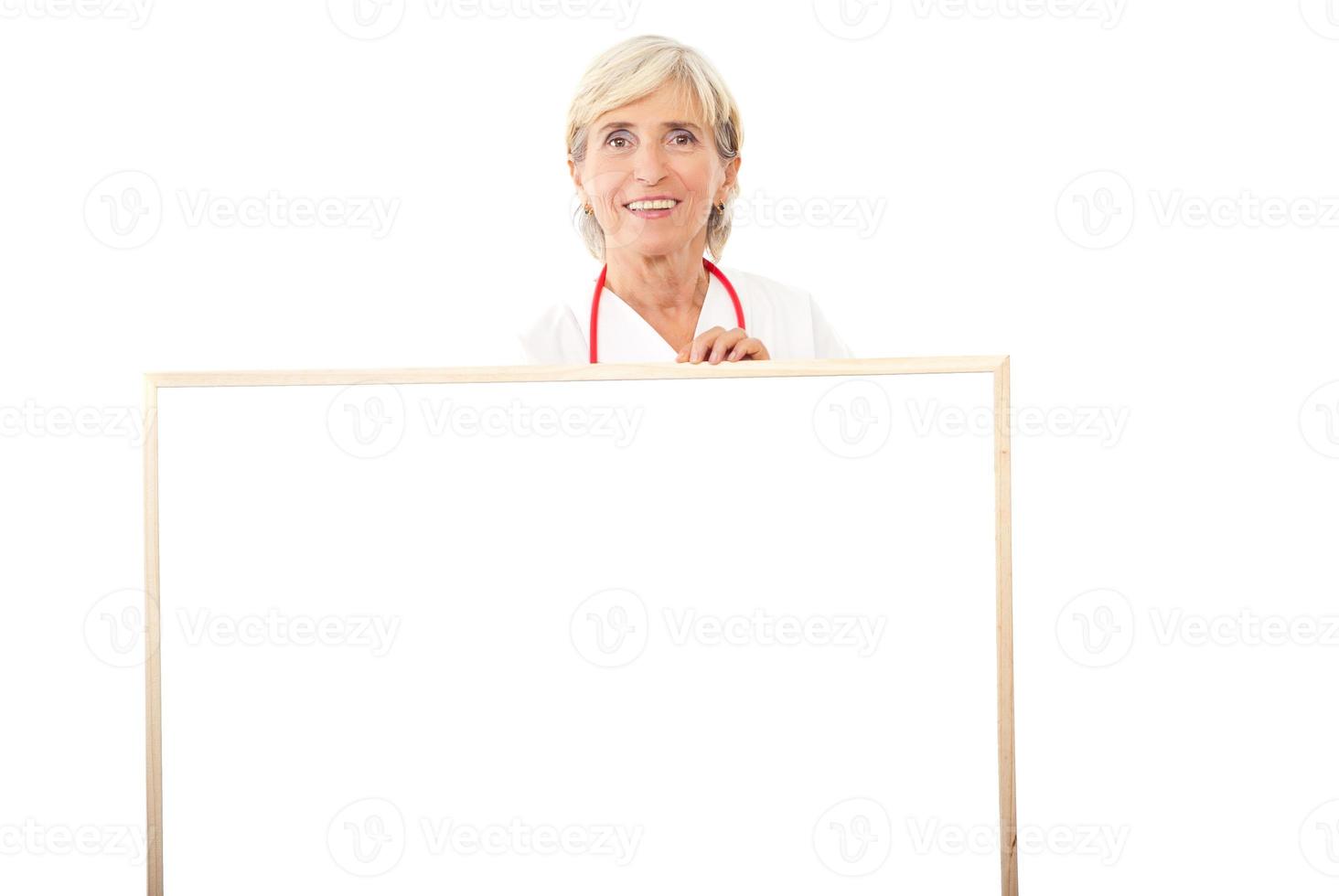 médecin souriant tenant un panneau d'affichage photo