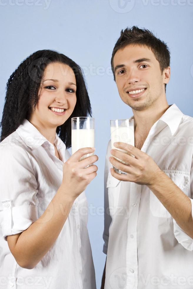 couple de jeunes avec du lait photo