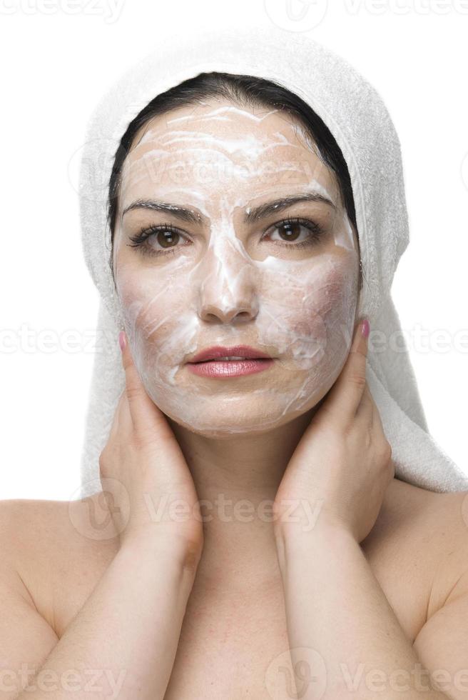 femme avec masque crème au spa quotidien photo