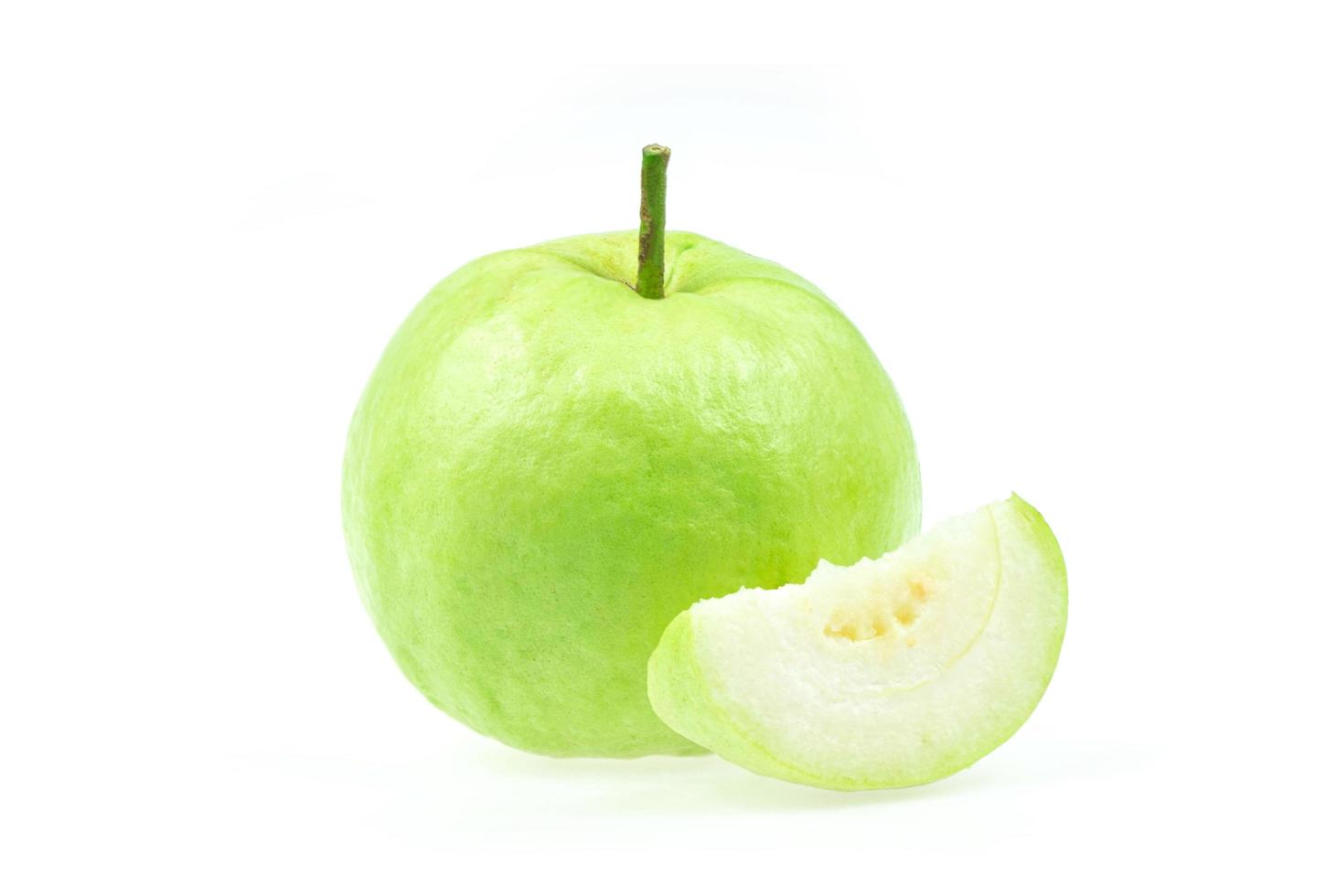 fruit de goyave isolé sur fond blanc avec un tracé de détourage photo