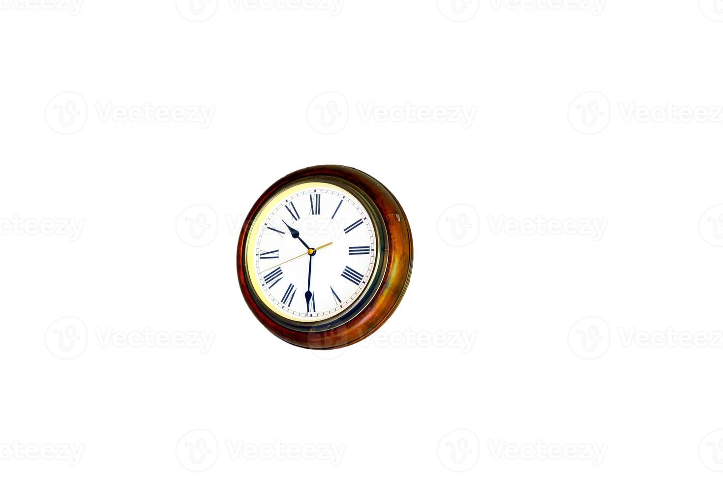 vieille horloge de style vintage sur fond blanc. photo