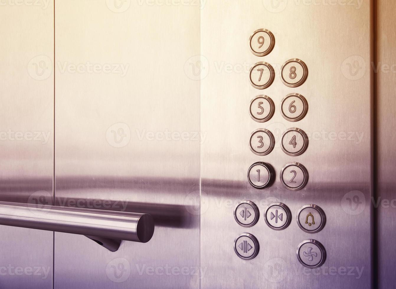 boutons et main courante dans les centres d'affaires d'ascenseurs modernes photo