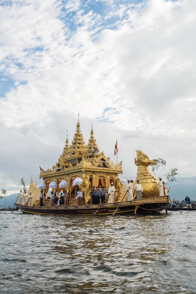 inle-lake, myanmar - 06 octobre 2014 - le festival de la pagode phaung daw oo au lac inle est une fois par an sont cérémonieusement ramés autour du lac. photo