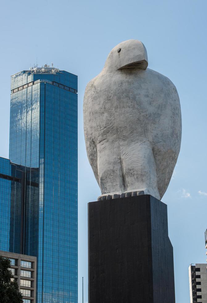 l'aigle dans la sculpture de style aborigène à melbourne, australie. photo