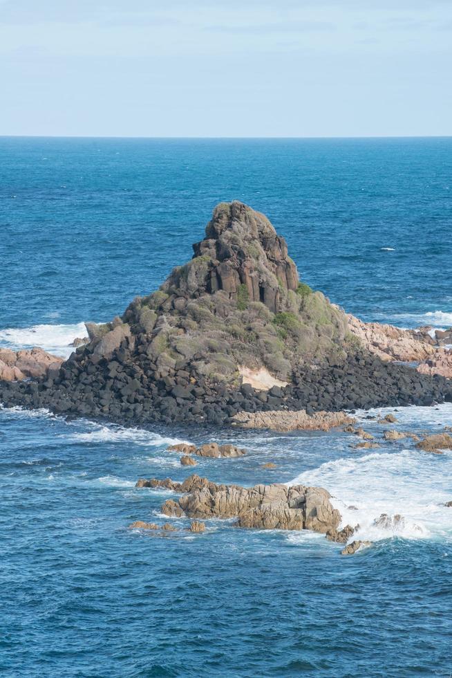 le rocher pyramidal dans la vue sur la mer depuis la côte de l'île phillip de l'état de victoria en australie. photo