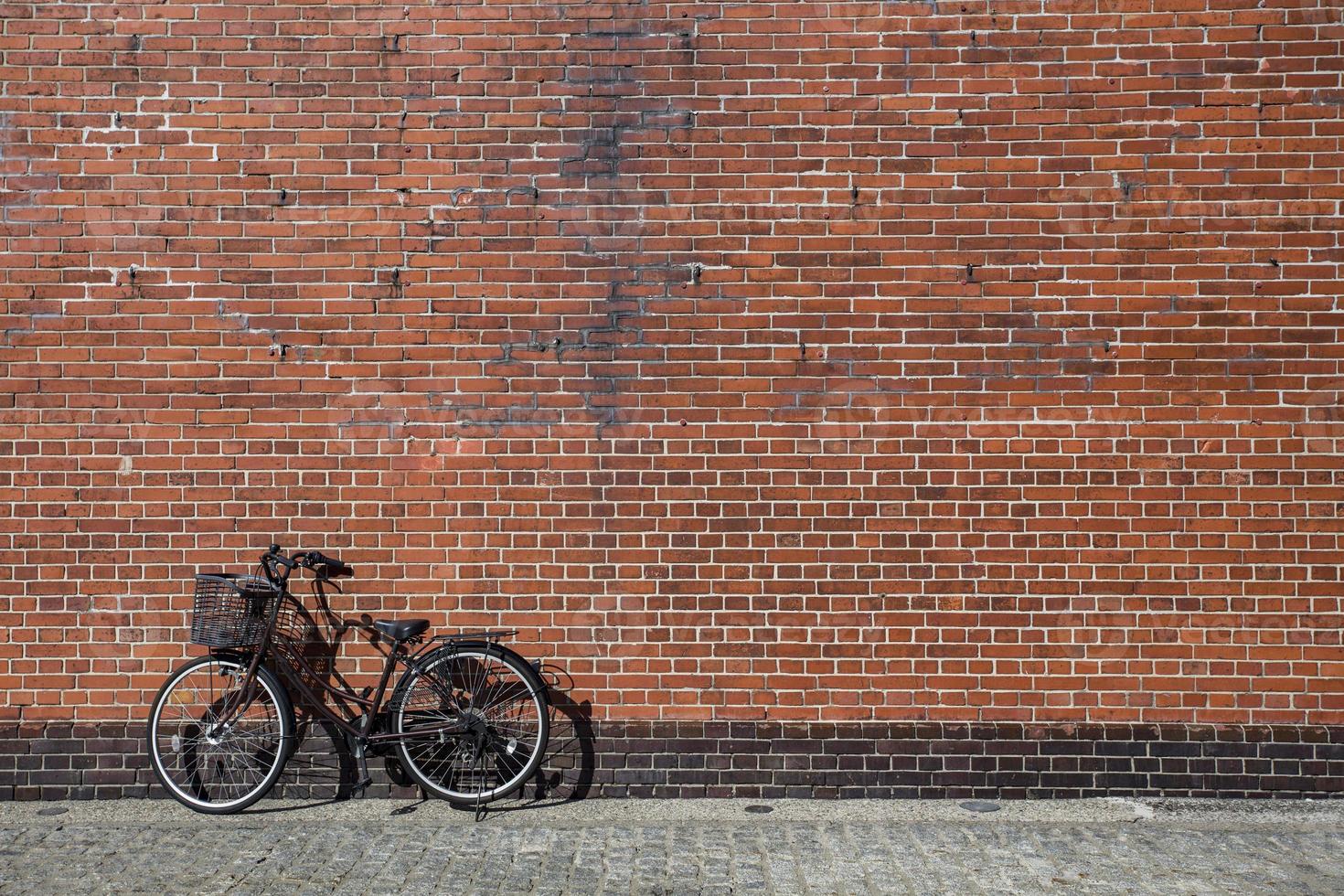 vélo est attaché avec fond de brique photo