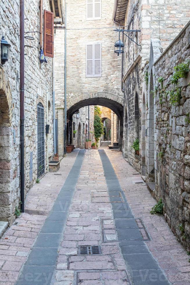 village d'assise dans la région de l'Ombrie, en Italie. la ville est célèbre pour la plus importante basilique italienne dédiée à st. francis - san francesco. photo