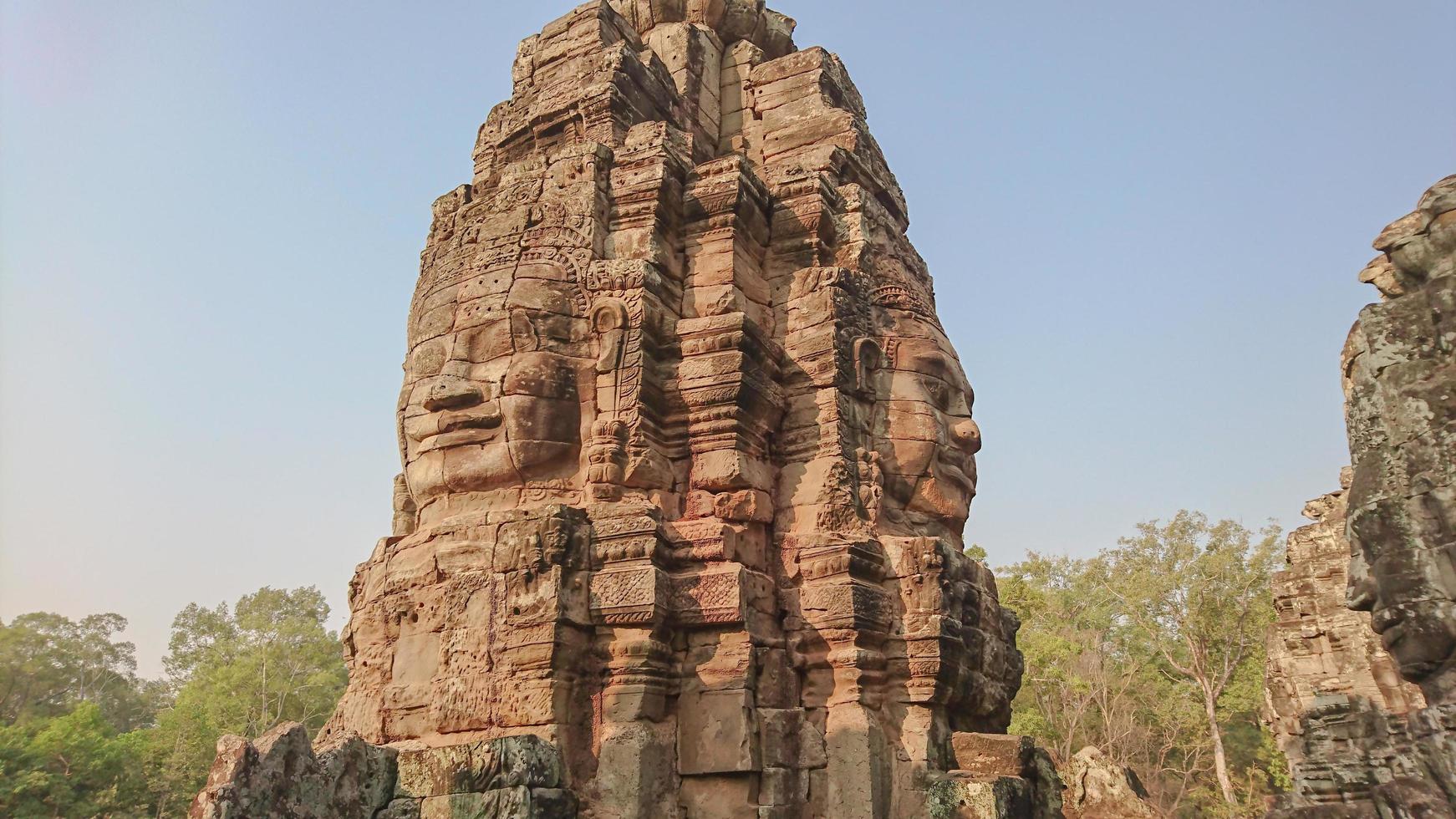 face au bayon temple du bayon angkor wat siem reap cambodge photo
