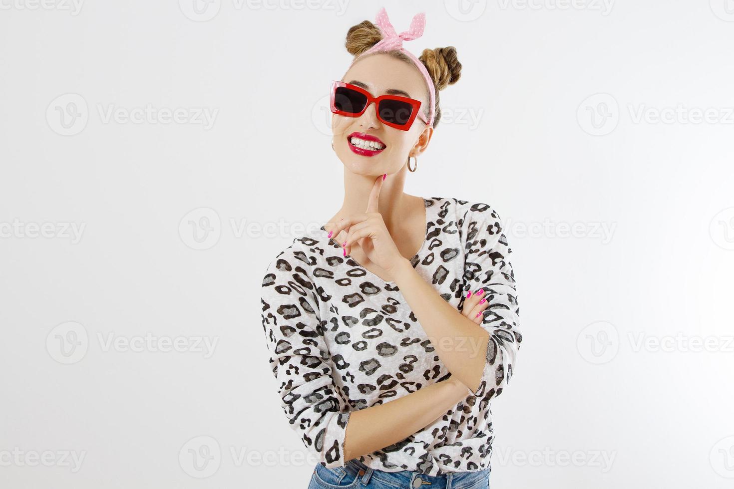 gros plan de visage de femme heureuse. mode et accessoires d'été. gros plan portrait féminin en lunettes de soleil rouges et maquillage coloré. isolé sur fond blanc. copie espace photo