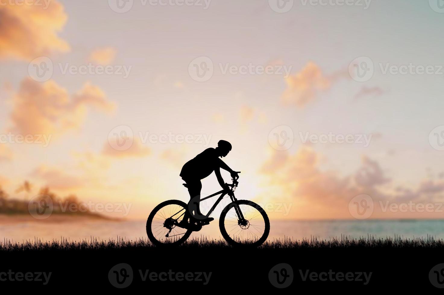 silhouette d'un cycliste dans une belle prairie du soir. idées de vacances à vélo photo