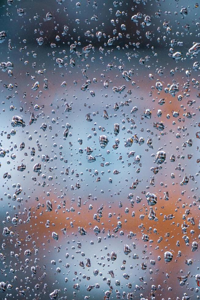gouttes de pluie sur la fenêtre les jours de pluie, arrière-plan abstrait photo