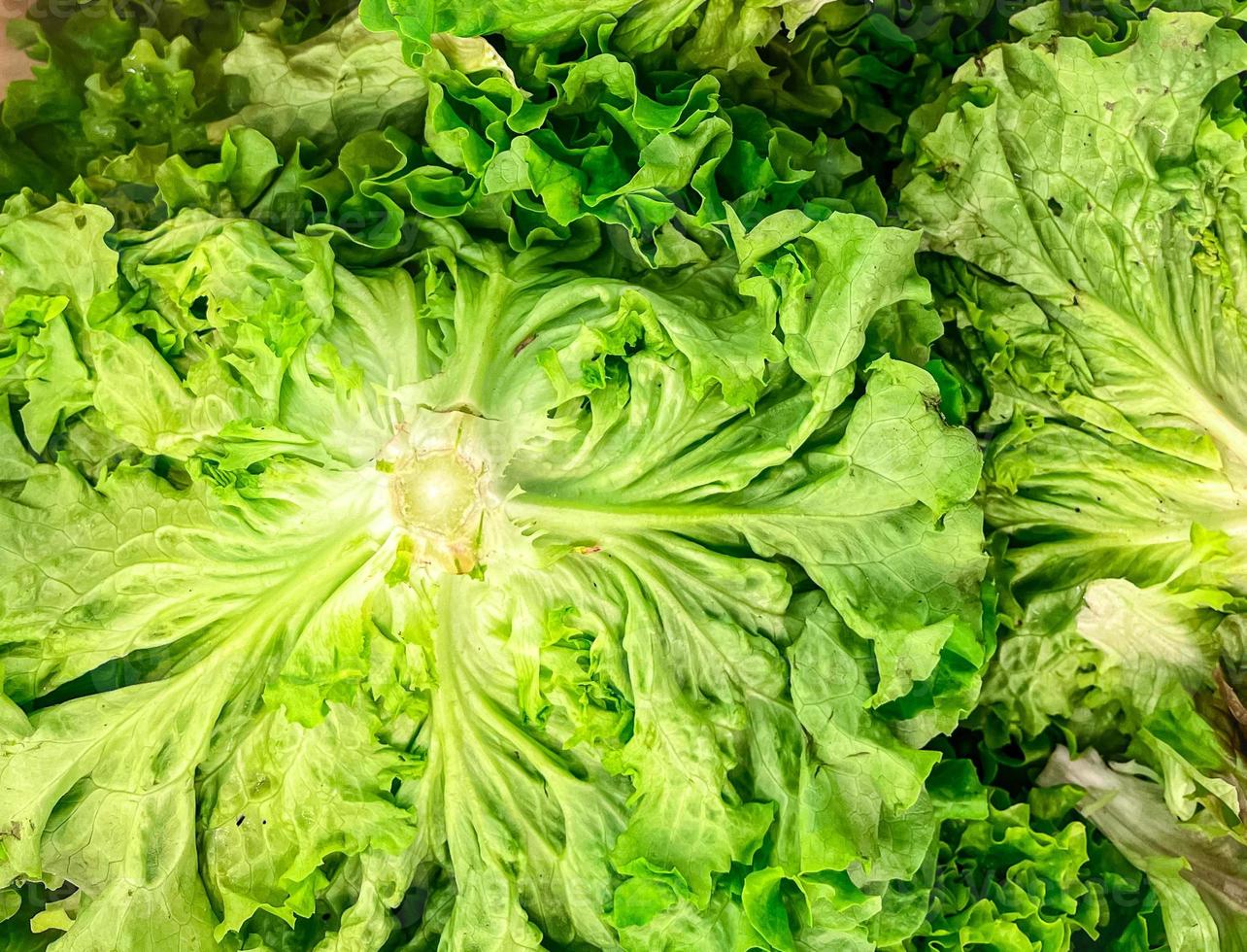 mélange de laitue salade feuilles vertes sur le comptoir du magasin du marché repas sain nourriture snack copie espace photo