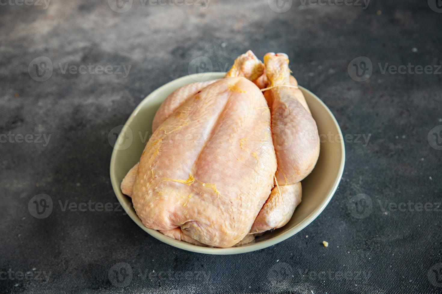 viande de poulet crue volaille entière poulet à griller frais sain repas nourriture collation régime sur la table copie espace photo