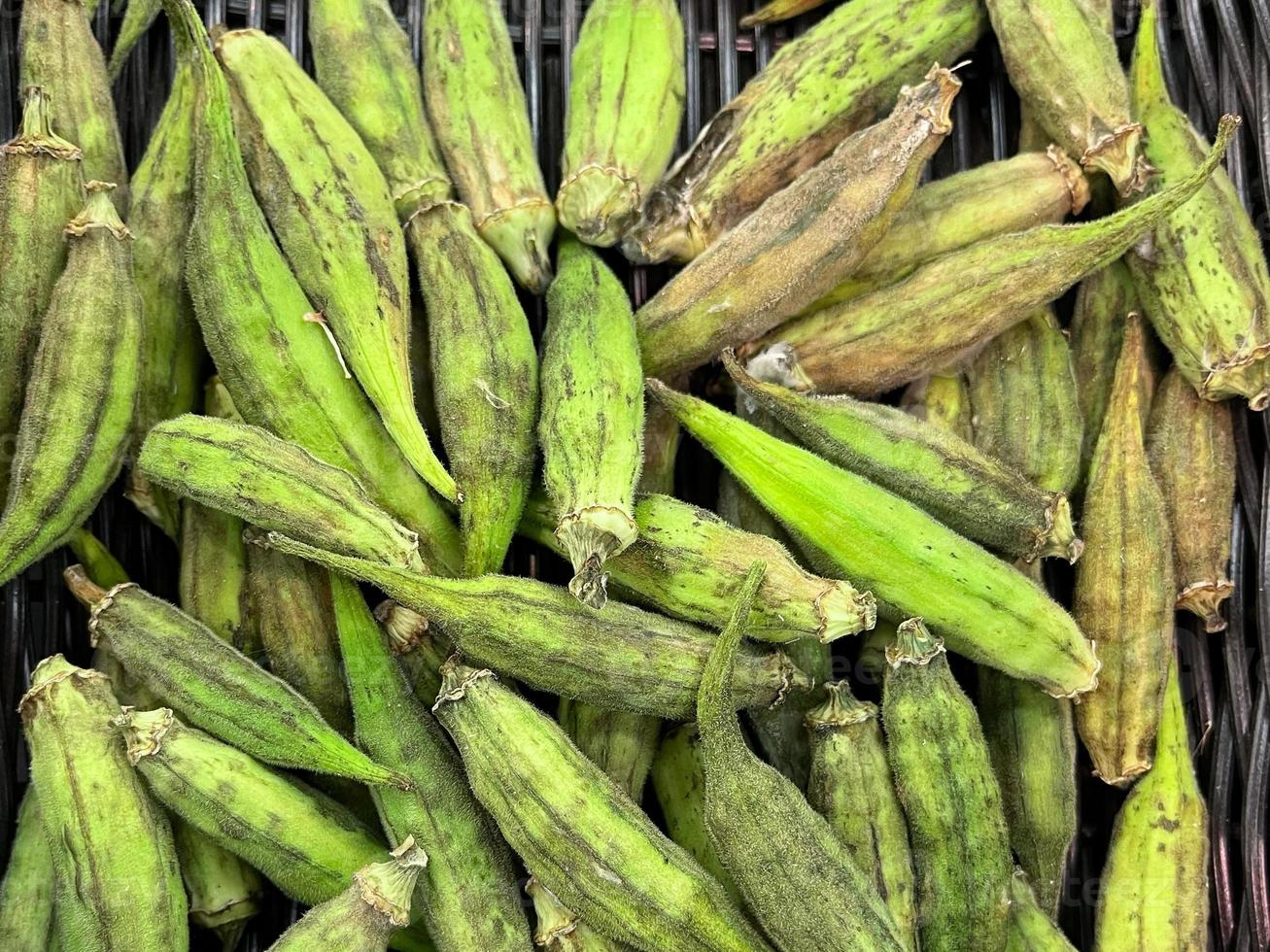 gombo fruit gombo vrac sain repas nourriture casse-croûte copie espace nourriture fond rustique vue dessus végétarien photo