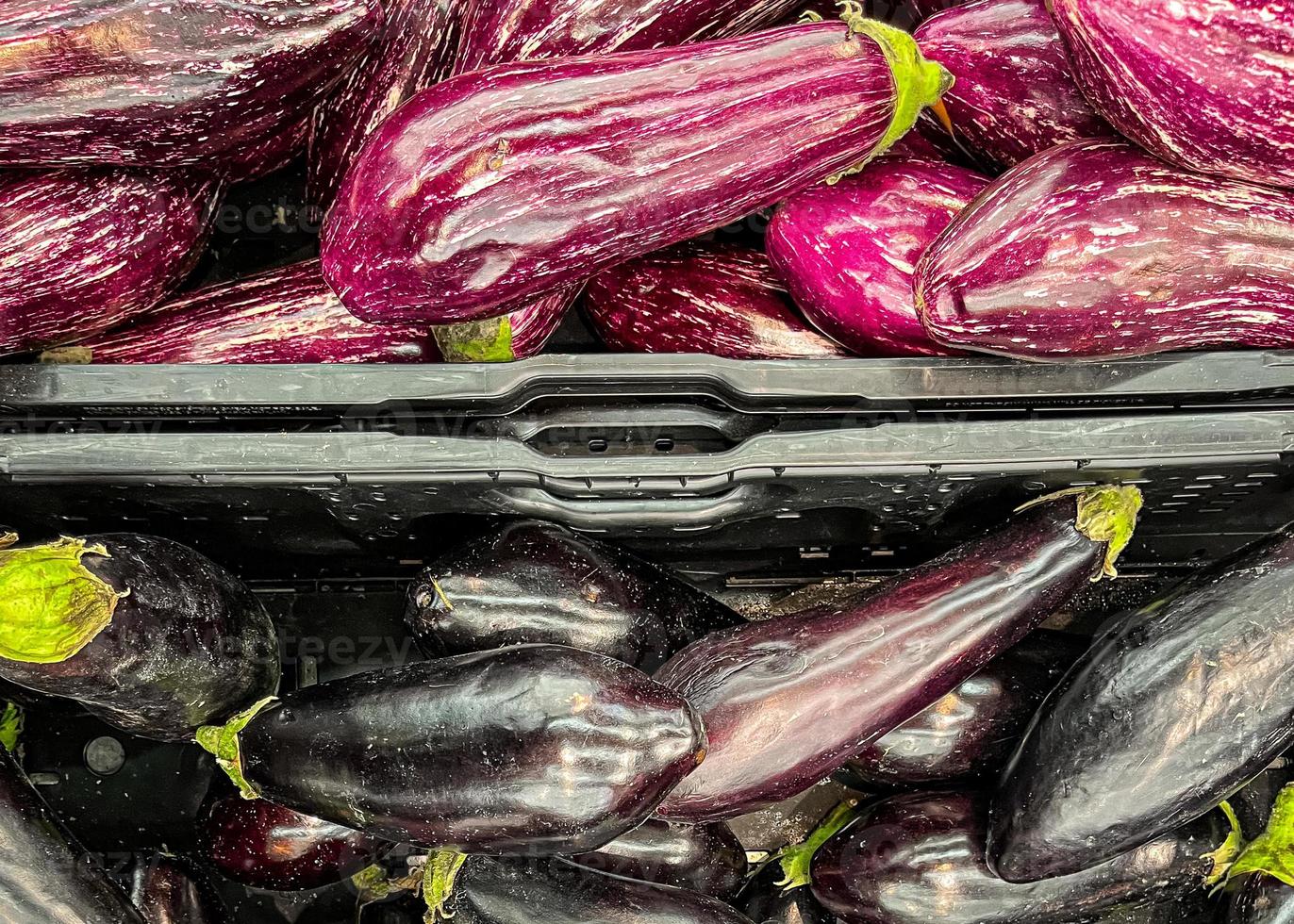 Aubergine Comptoir de fruits mûrs frais dans la boutique du marché Repas sain Régime alimentaire En-cas Végétalien Végétalien ou Végétarien Copie Espace Aliments Fond photo