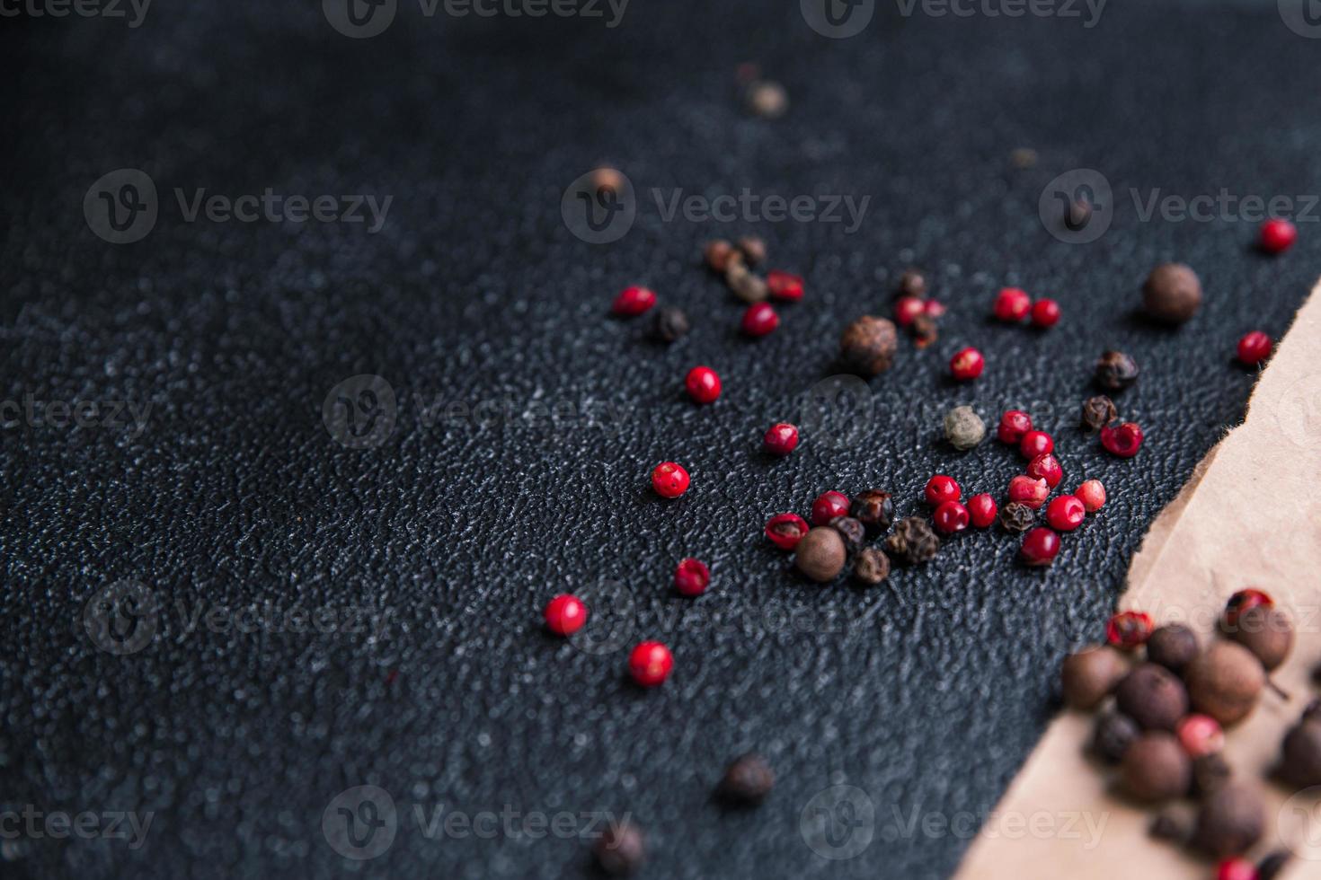 mélange de grains de poivre noir, rose, poivre épices repas sain régime alimentaire collation sur la table copie espace photo