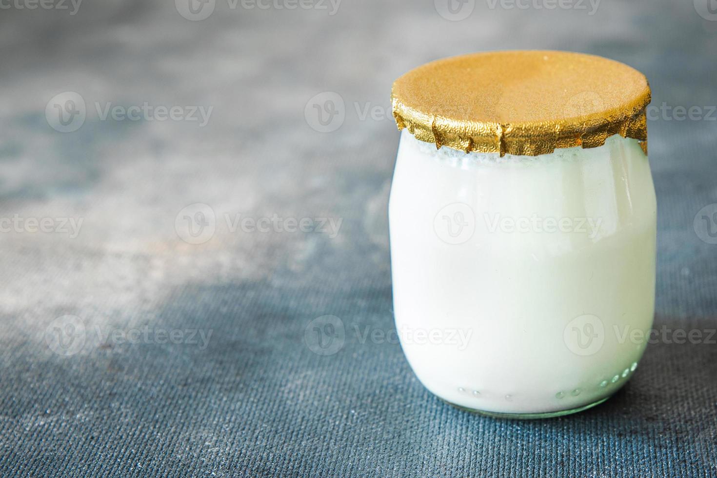 bocal en verre de yaourt repas sain naturel frais snack régime alimentaire sur la table copie espace nourriture photo