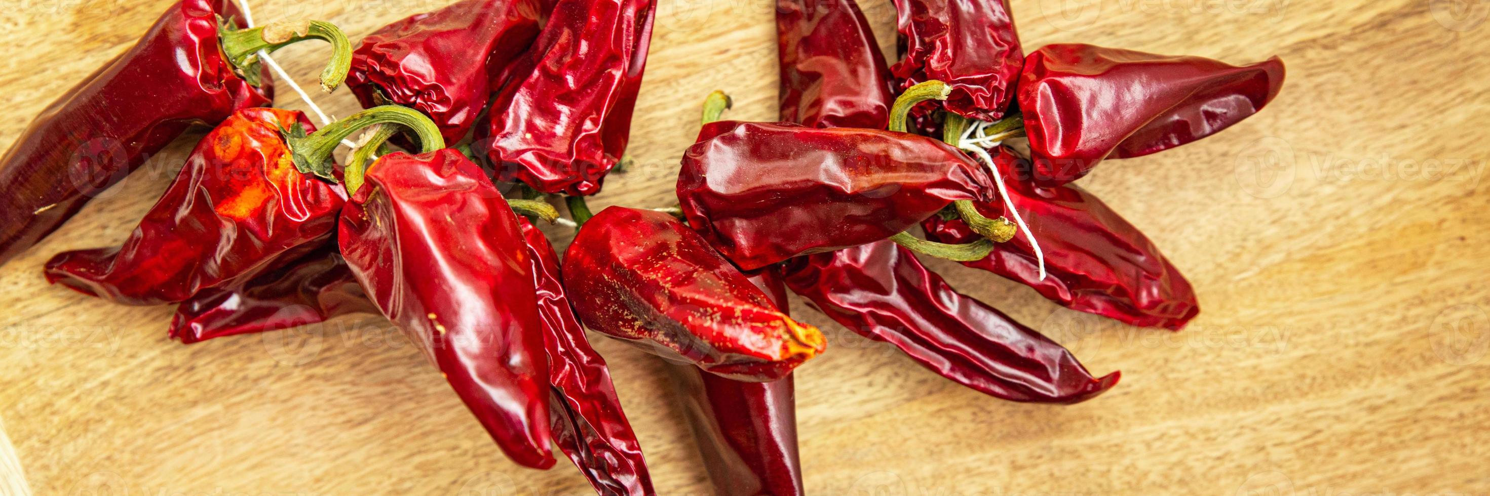 piment d'espelette légume séché épice repas régime alimentaire snack sur la table copie espace nourriture fond rustique vue de dessus photo