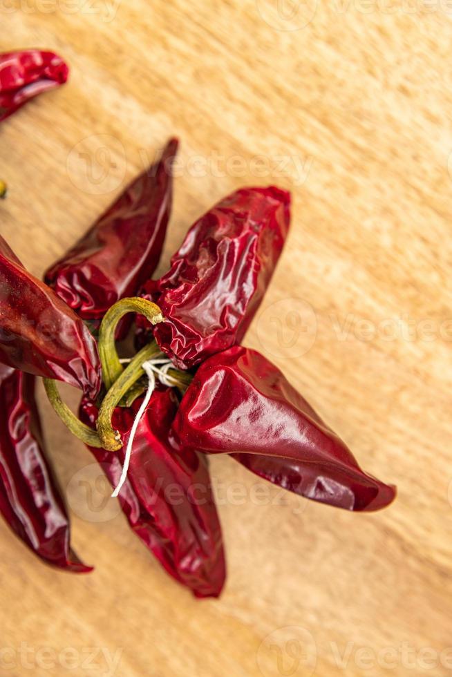 piment d'espelette légume séché épice repas régime alimentaire snack sur la table copie espace nourriture fond rustique vue de dessus photo