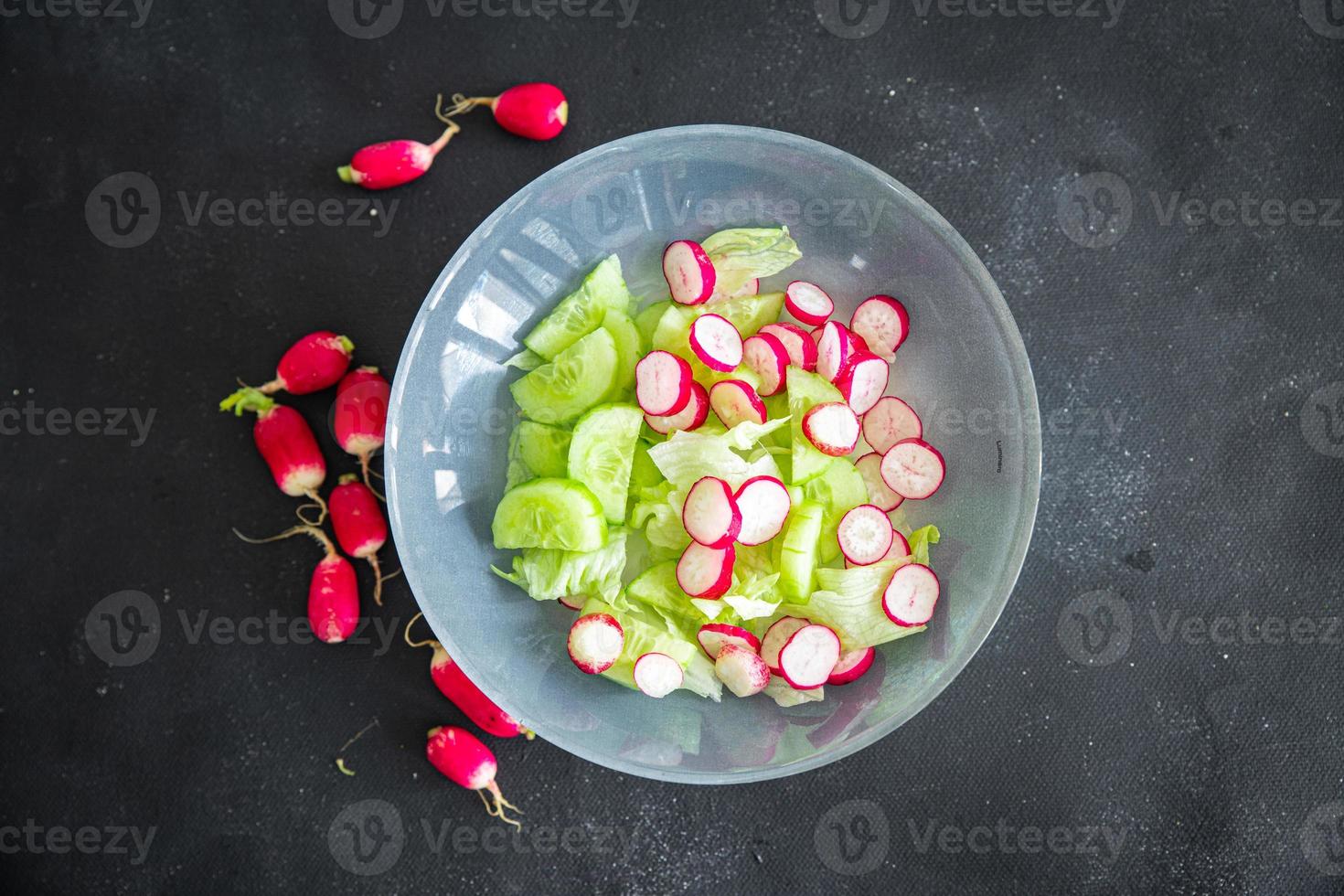 concombre de légumes radis salade, feuille de laitue repas sain frais collation alimentaire sur l'espace de copie de table photo