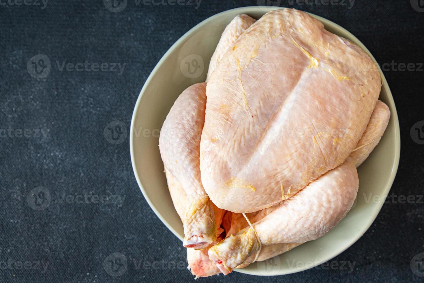 viande de poulet crue volaille entière poulet à griller frais sain repas nourriture collation régime sur la table copie espace photo