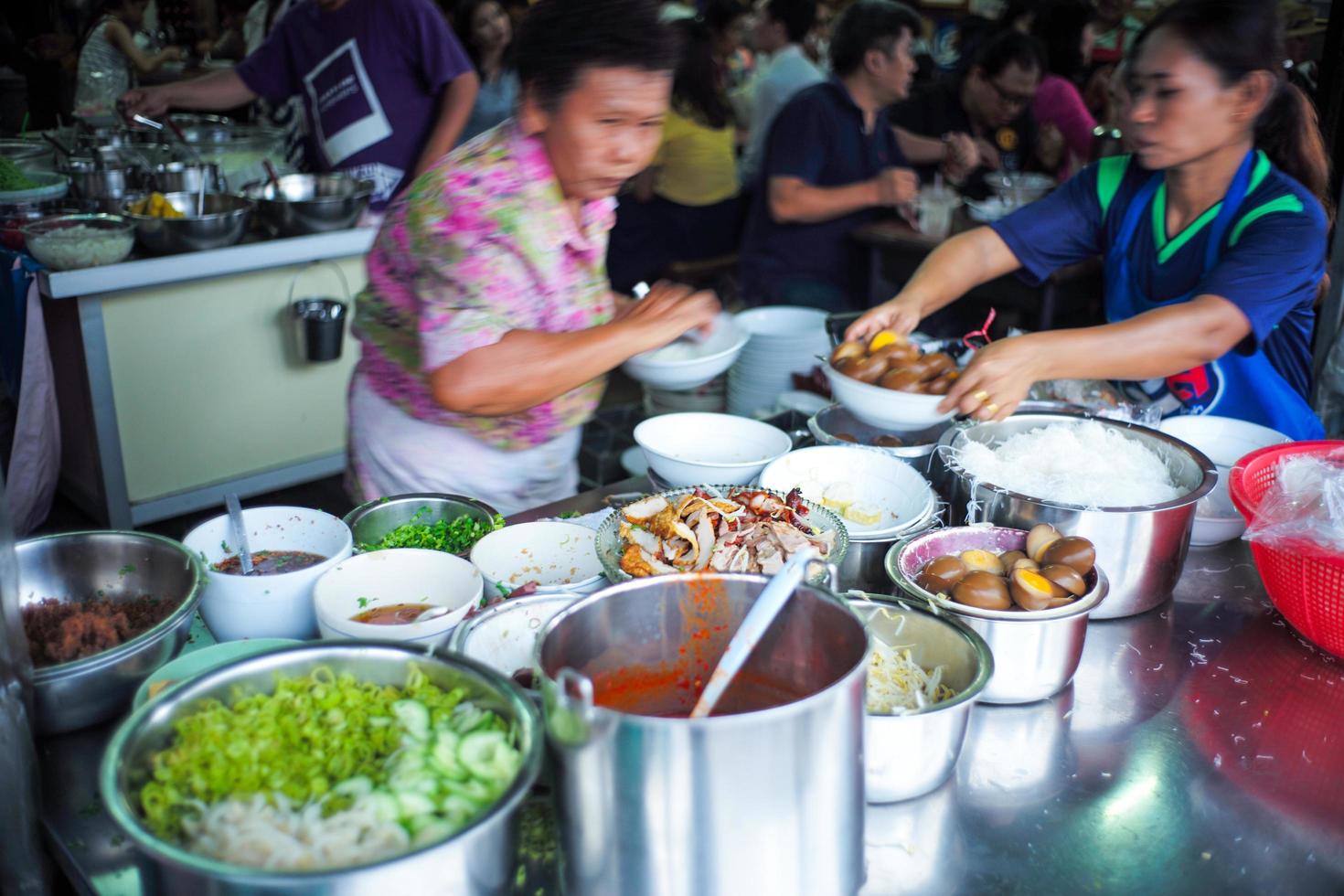 Surat Thani, Thaïlande, 10-16-19-boutique avec des vendeurs flous photo