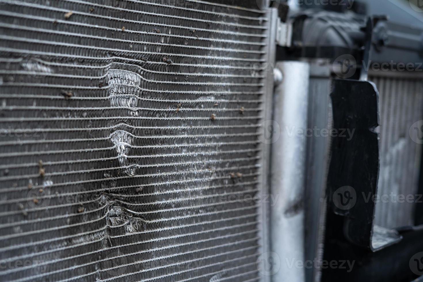 petit radiateur de voiture endommagé en gros plan photo