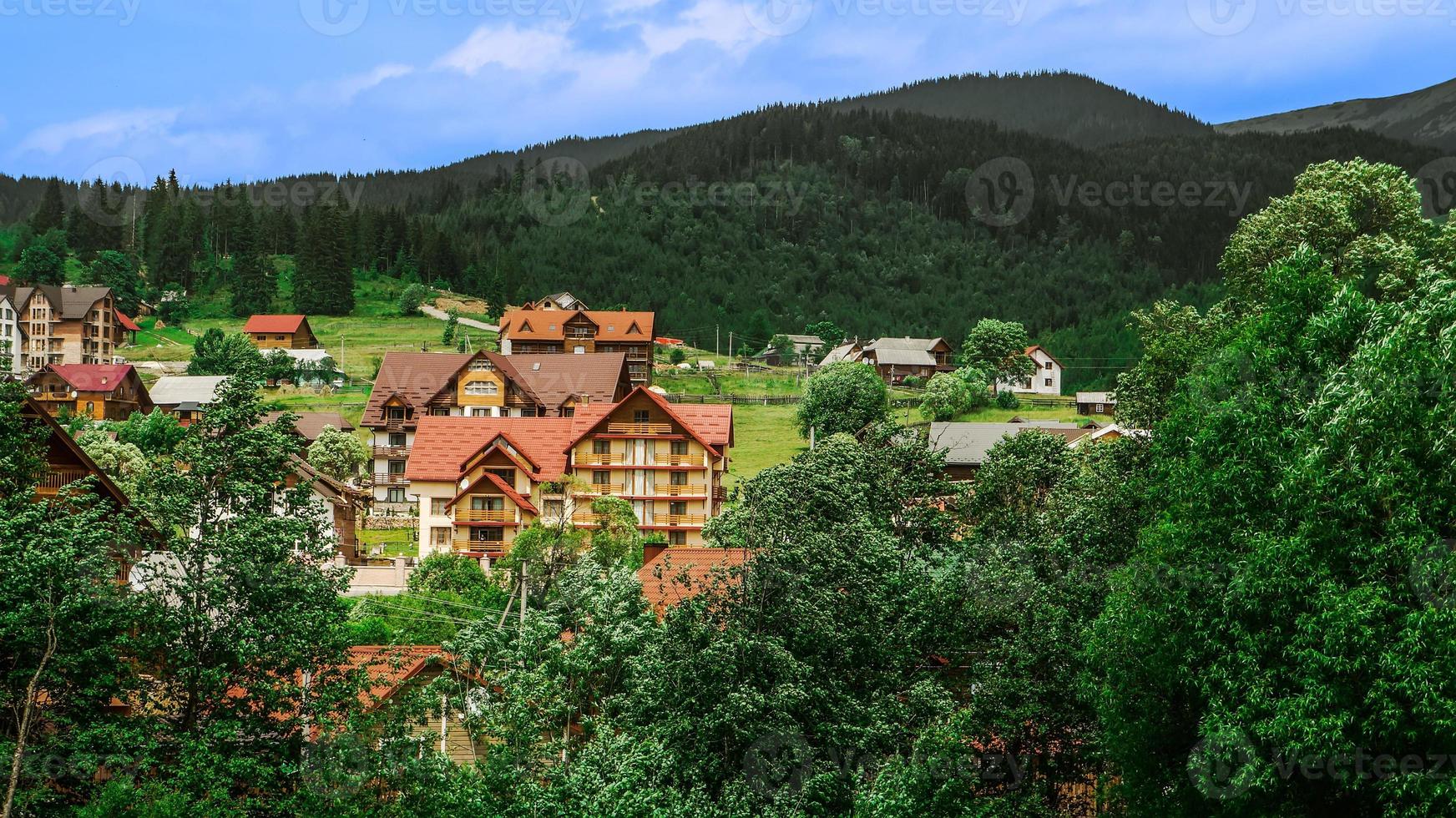 beau paysage, rizières automne près du village dans les montagnes, carpates ukrainiennes photo