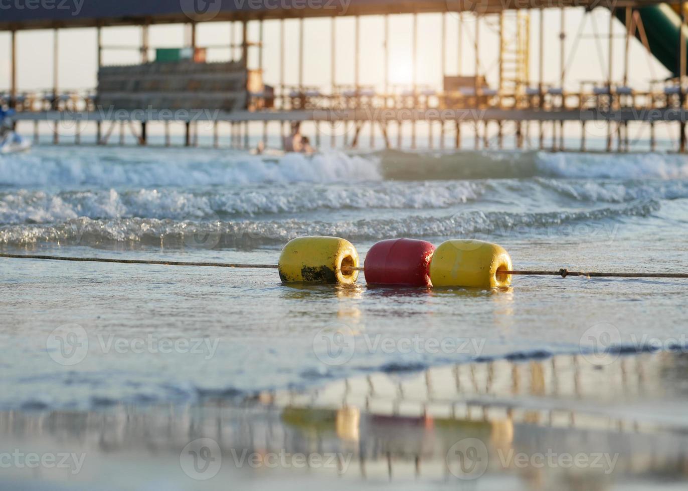 bouées colorées sur la mer photo