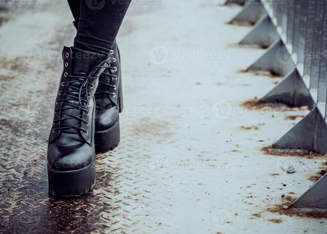 jambes de femmes en bottines sur le pont de fer photo