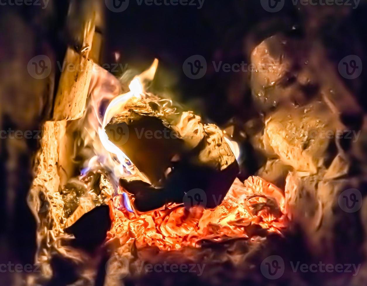 belle cheminée ancienne avec feu à flamme légère pour chauffer la pièce du bâtiment photo