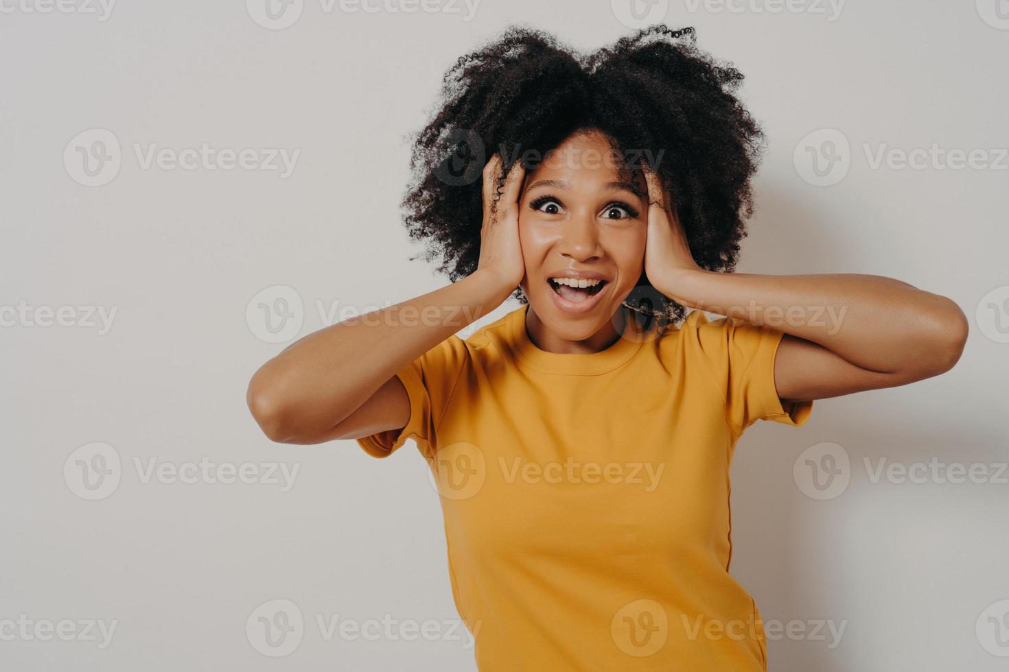 une femme qui se bouche les oreilles avec les mains ne veut pas écouter de hard rock ou de musique forte photo