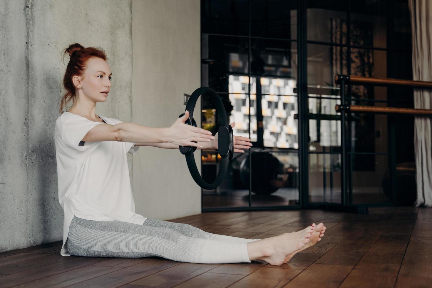 jeune femme sportive utilisant un anneau de fitness pendant l'entraînement de pilates photo