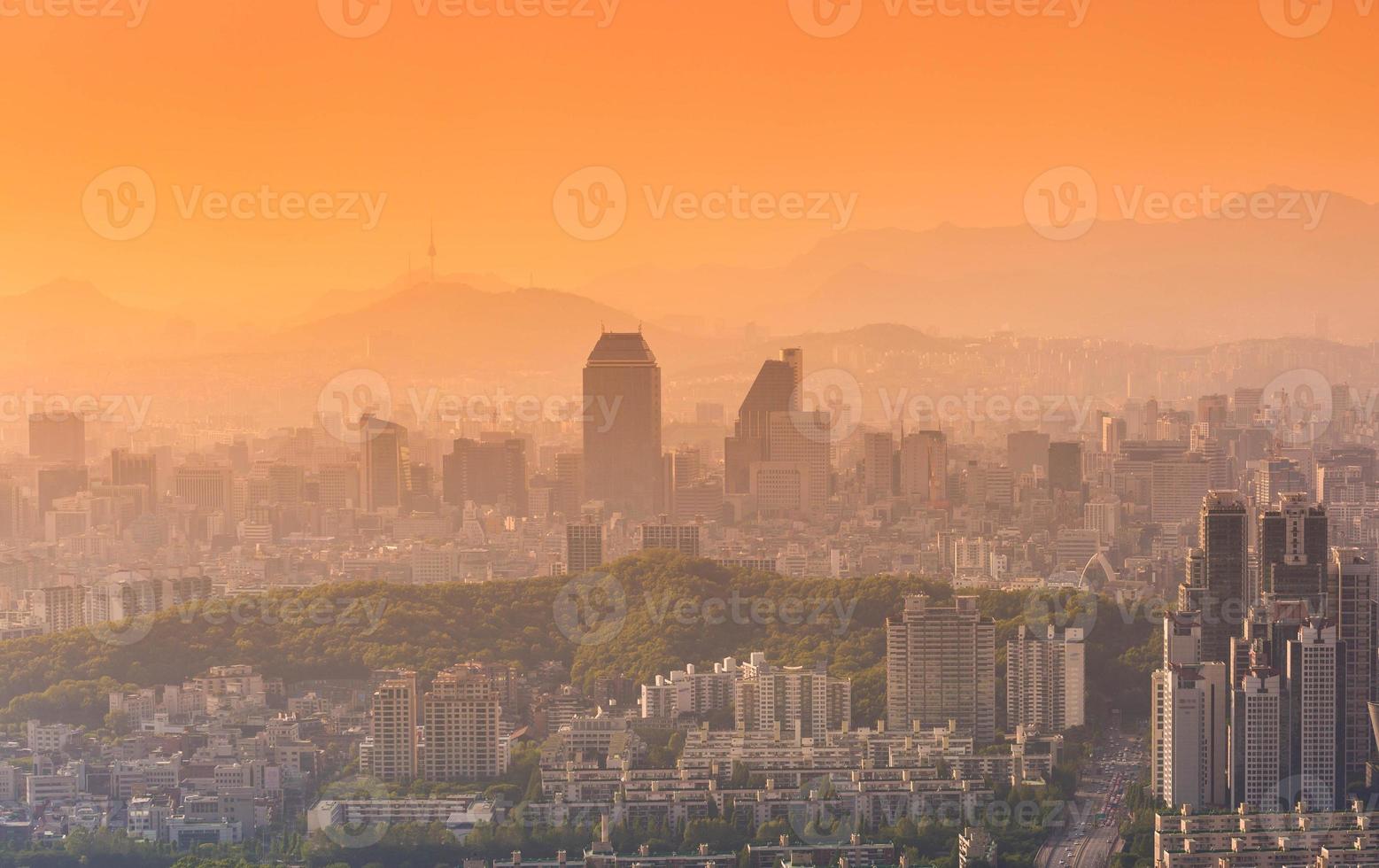 Séoul ville et centre-ville au coucher du soleil en jour brumeux. photo