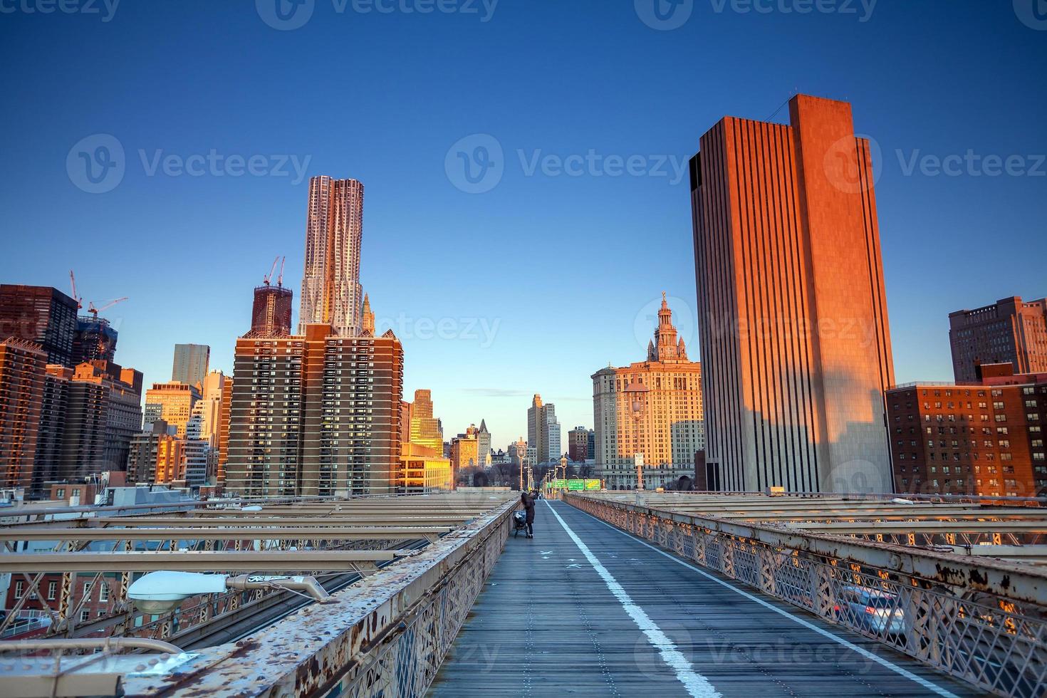 Lower Manhattan à travers le pont de brooklyn au coucher du soleil, new york city photo