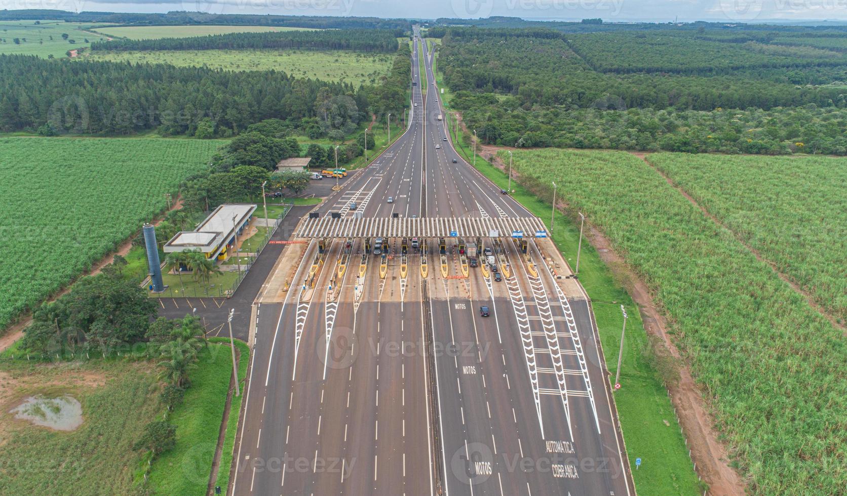 image aérienne péage autoroutier et limite de vitesse, vue voies payantes automatiques, non-stop. photo