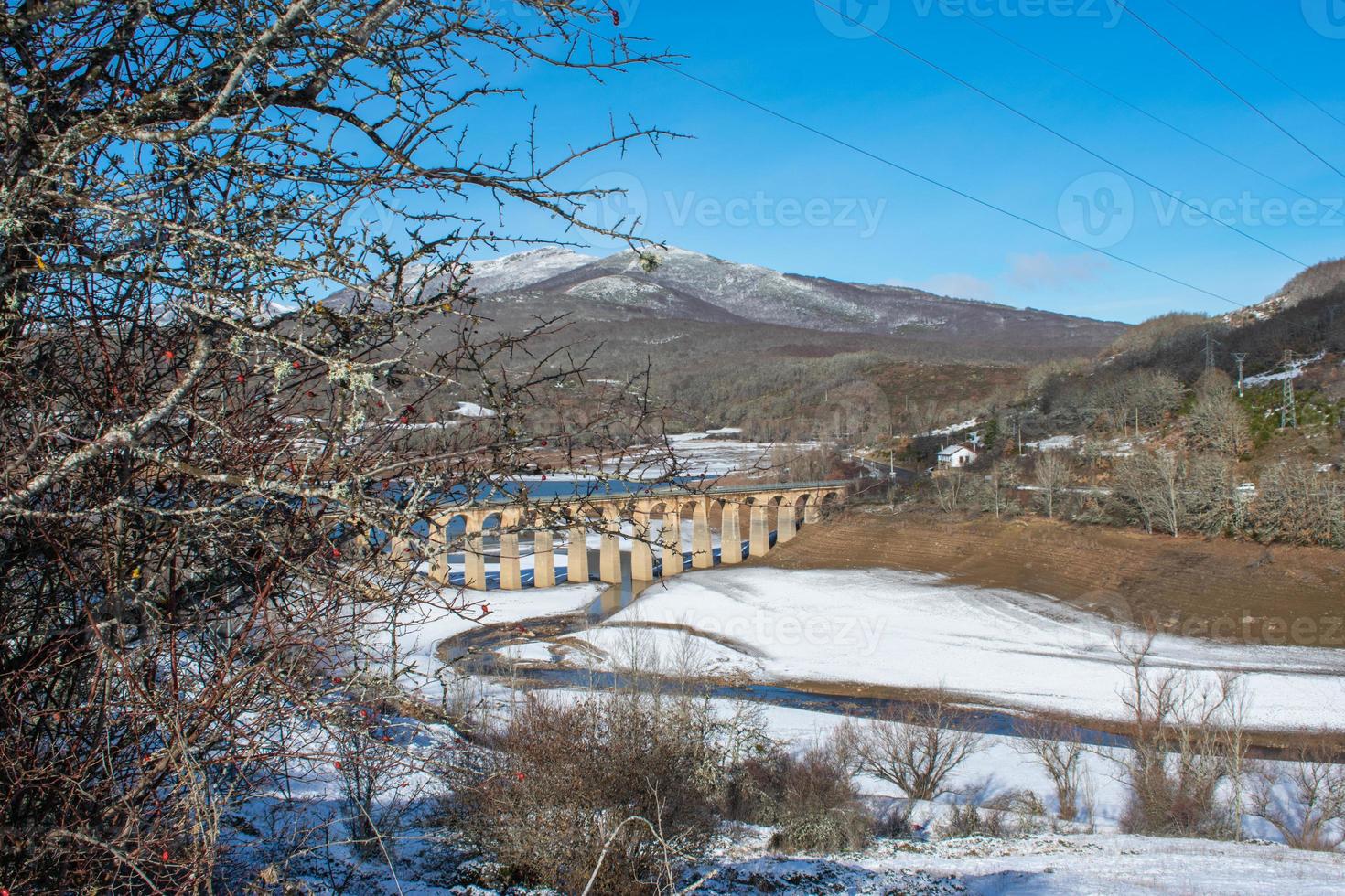 pont de chemin de fer à travers la vallée enneigée photo