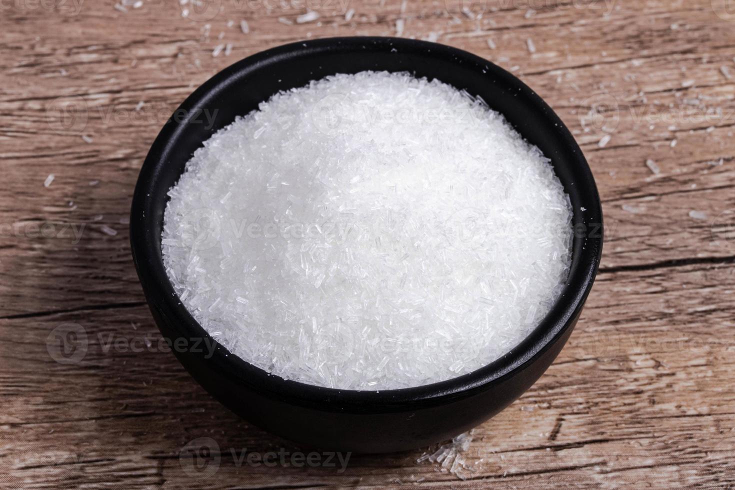 glutamate monosodique dans une tasse noire 7499358 Photo de stock