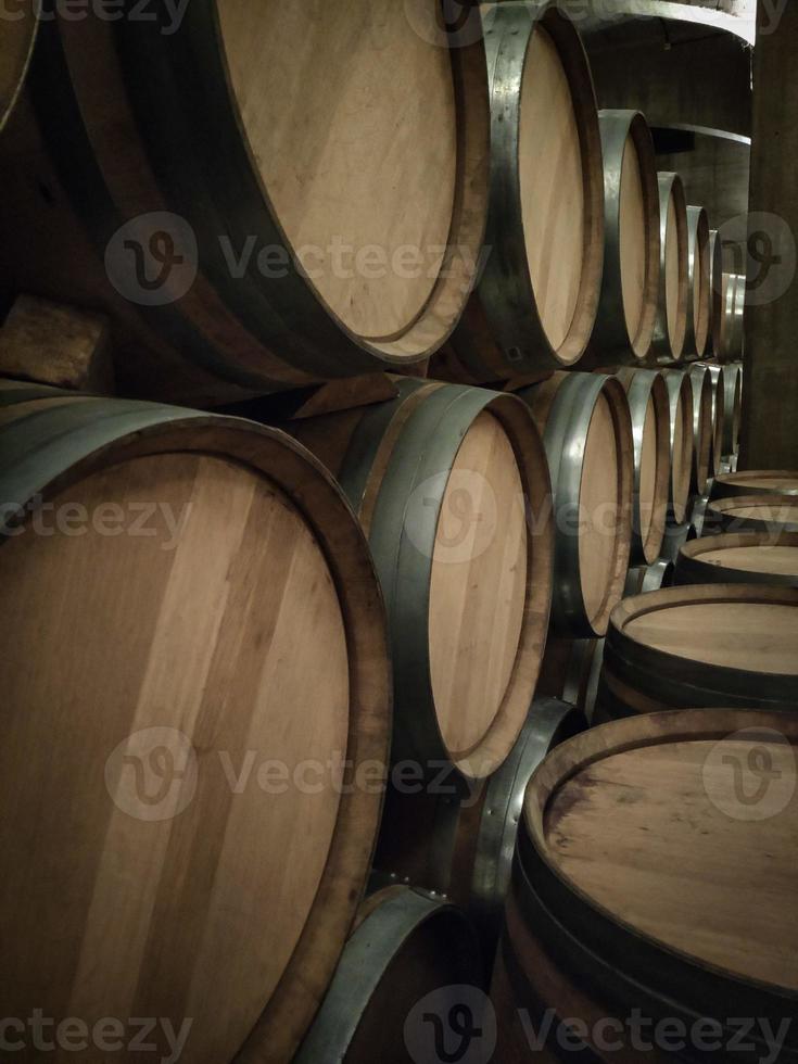 tonneaux en bois empilés dans une rangée photo