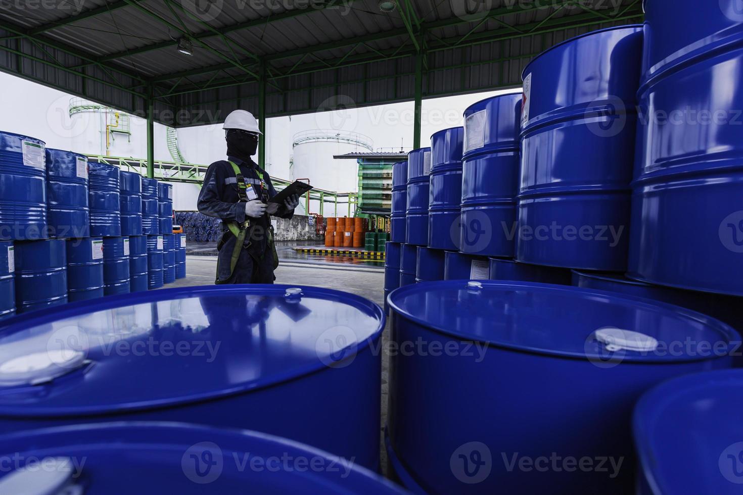 Travailleur de sexe masculin record d'inspection des barils de stock d'huile de tambour bleu vertical ou chimique photo