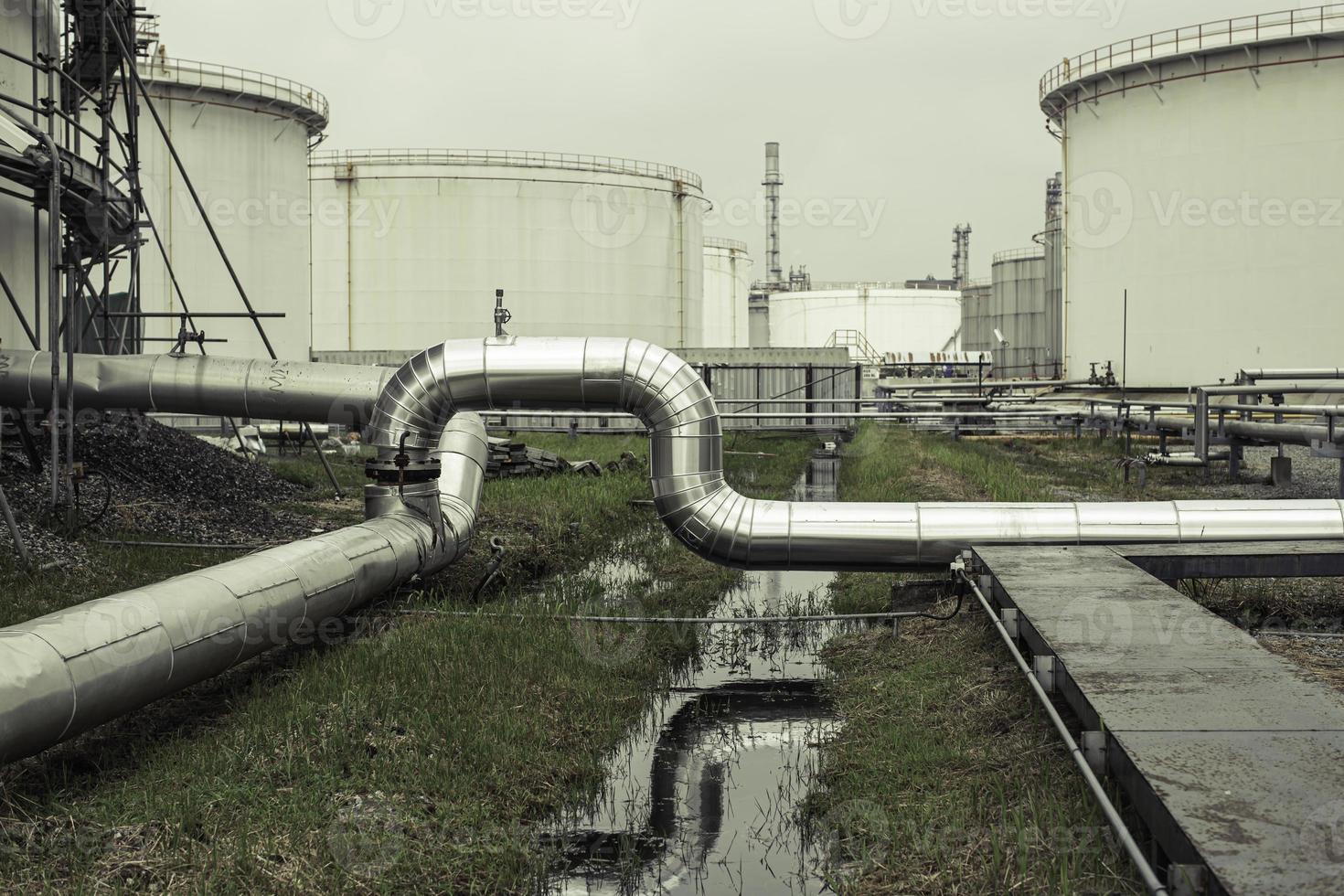 usine de chimie de pipeline avec de grands réservoirs de brillance pour le mélangeur photo