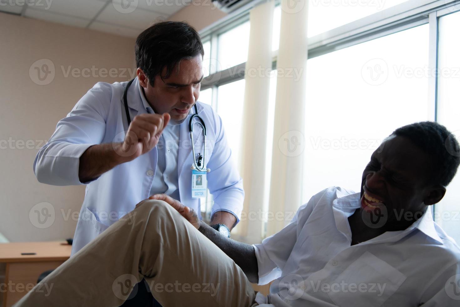 le patient a eu un accident à la jambe droite. il a été admis aux urgences d'un hôpital international. photo