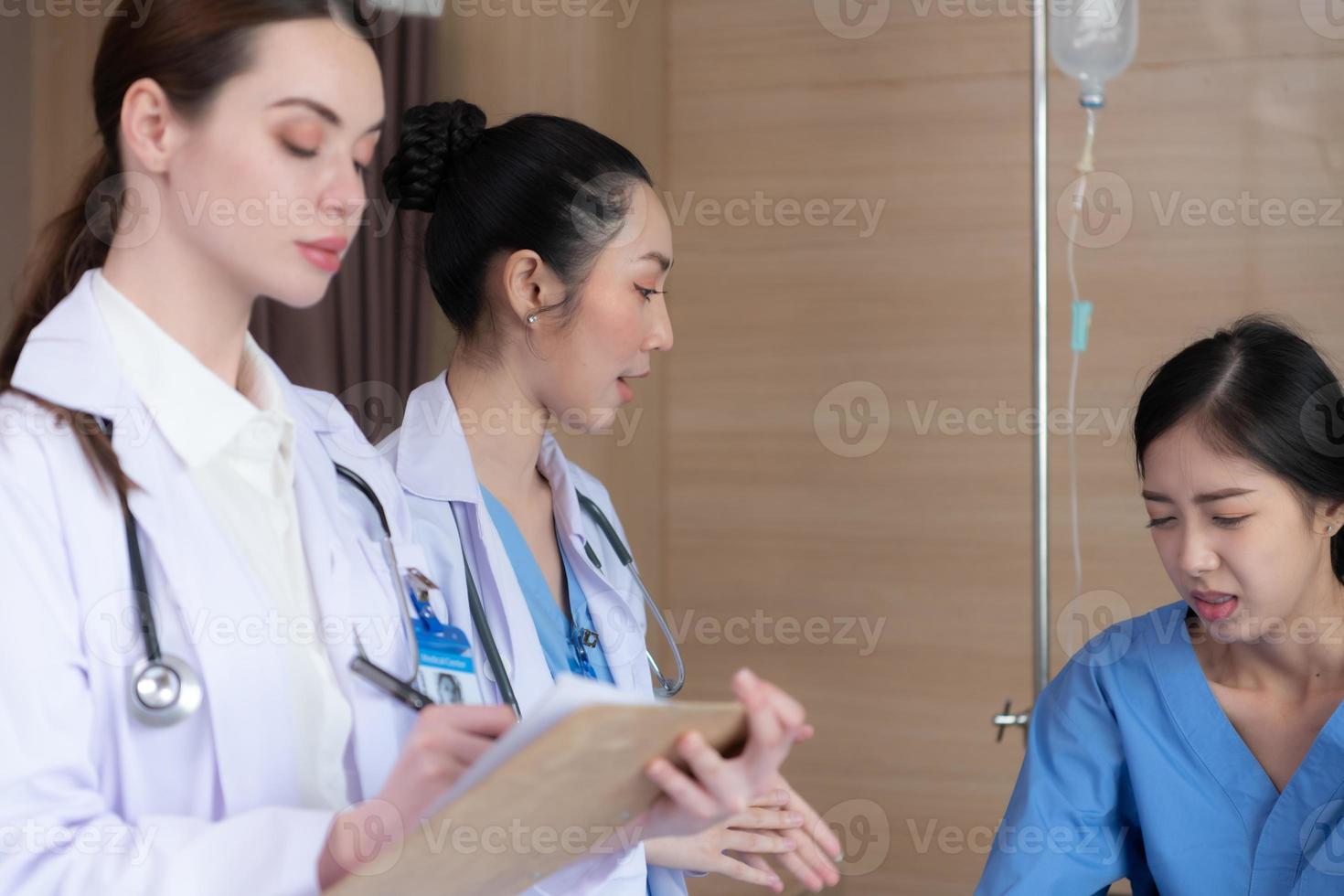 le patient a eu un accident à la jambe gauche. il a été admis aux urgences d'un hôpital international. photo