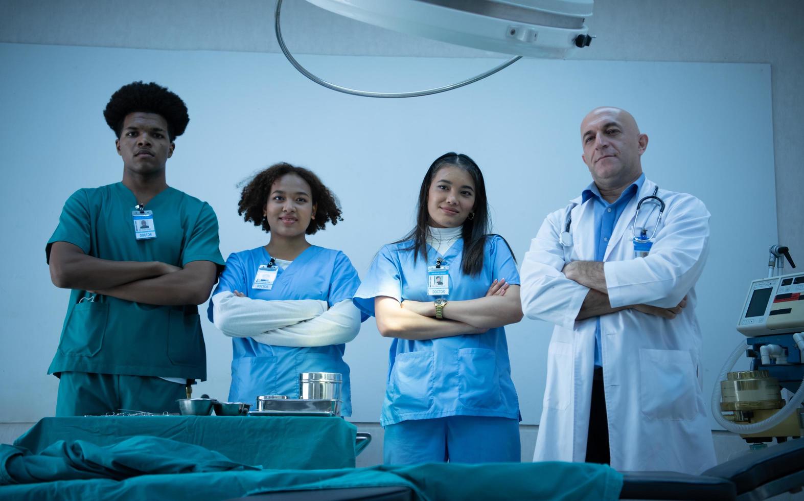 l'équipe de professeurs de médecine et d'étudiants en médecine se prépare avant d'enseigner la chirurgie aux étudiants en médecine photo