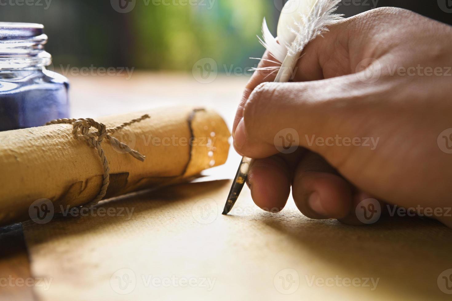 écriture à la main à l'aide d'un stylo plume photo