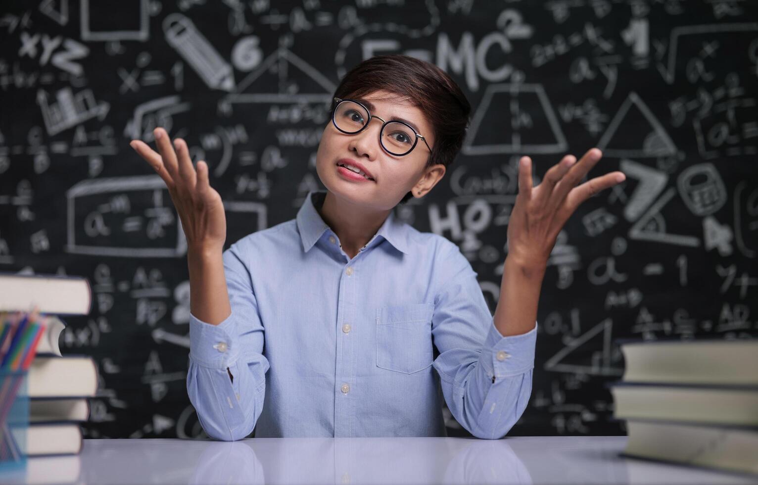 l'enseignant s'est assis en pensant à l'enseignement en classe photo