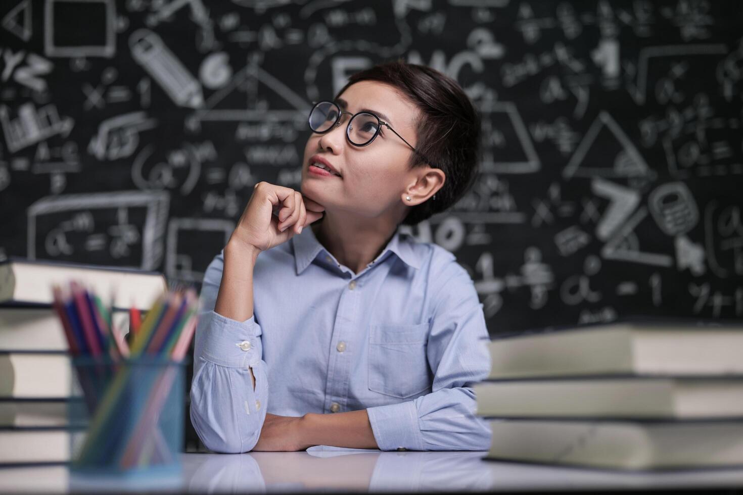 l'enseignant s'est assis en pensant à l'enseignement en classe photo