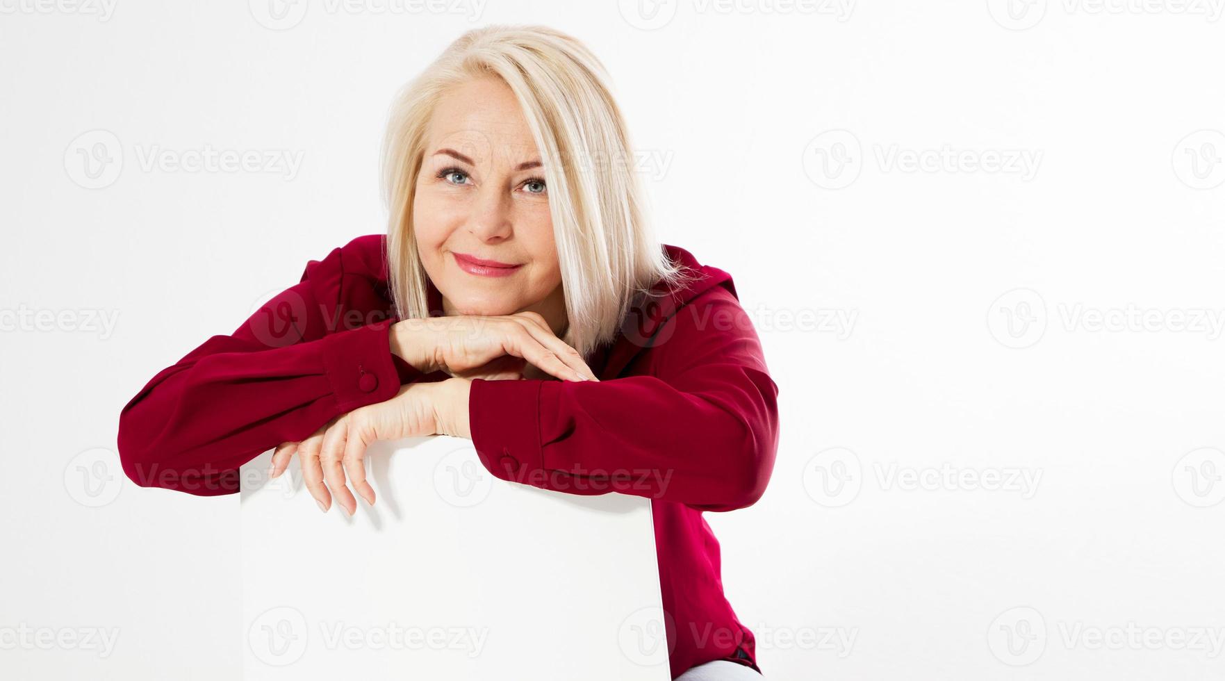 portrait, de, sourire, gai, heureux, moyen-âge, blond, femme, séance chaise, isolé, blanc photo